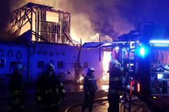 U Pardubic hořela stodola se stájemi, utekly desítky koní. Hasiči je již pochytali