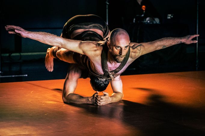 Snímek z cirkusového duetu Cuir.