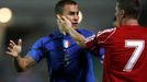 Itaský fotbalista Fabio Cannavaro (vlevo) hovoří s Maďarem Balazsem Dzsudzsakem. Italové v přípravném duelu překvapivě prohráli