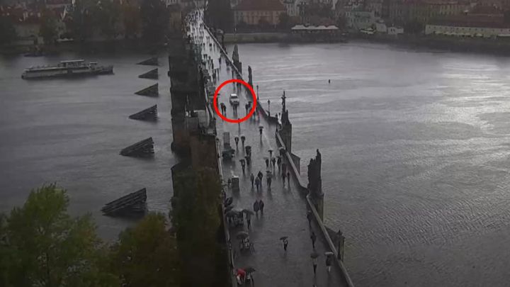 Řidič Audi se objevil uprostřed Karlova mostu. Lidé museli uskakovat; Zdroj foto: Aktuálně.cz/KŘMP