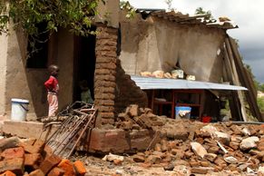 Neštěstí biblických rozměrů. Mosambikem se prohnala cyklóna, těla obětí leží u silnic