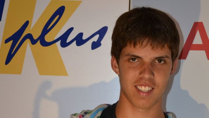 Jiří Veselý s trofejí pro vítěze juniorky Australian Open. I na tenhle úspěch by chtěl navázat