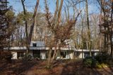 1. Mladý liberecký ateliér Mjölk architekti vyzdvihla odborná porota z mnoha důvodů. Jedním z nich jsou nepochybně architektonicky kvalitní realizace, mezi něž patří například Vila v lese, která stojí nedaleko Prahy.