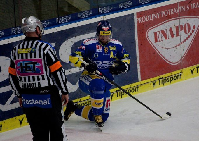 Hokej, Zlín - Třinec: Petr Leška a rozhodčí Martin Homola