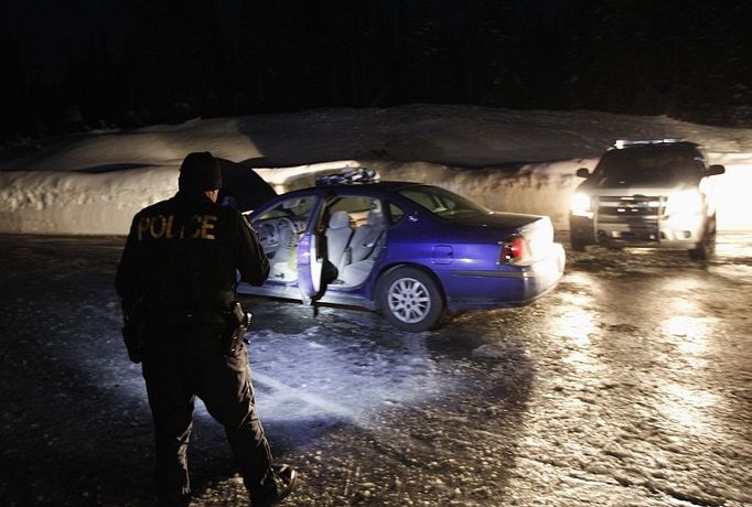 Policie našla v odstaveném autě zbraně.