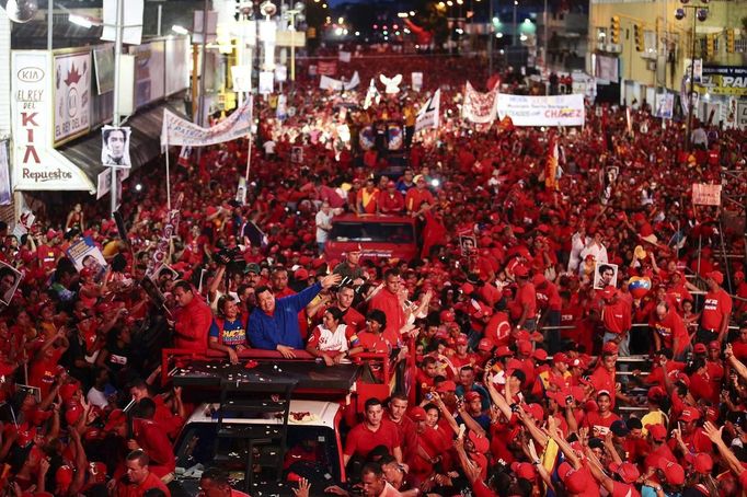 Supporters of Venezuela's President and presidential candidate Hugo Chavez attend a campaign rally in Maturin, in the state of Monagas September 28, 2012. REUTERS/Miraflores Palace/Handout (VENEZUELA - Tags: POLITICS ELECTIONS) THIS IMAGE HAS BEEN SUPPLIED BY A THIRD PARTY. IT IS DISTRIBUTED, EXACTLY AS RECEIVED BY REUTERS, AS A SERVICE TO CLIENTS. FOR EDITORIAL USE ONLY. NOT FOR SALE FOR MARKETING OR ADVERTISING CAMPAIGNS Published: Zář. 28, 2012, 11:36 odp.