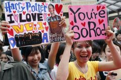 Harry, milujeme tě, křičely japonské školačky