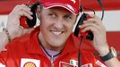 Bývalý mistr světa formule 1 Michael Schumacher si nasazuje sluchátka v paddocku při tréninku týmu Ferrari ve španělském Montmelu.