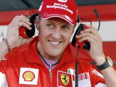 Ralf Schumacher se musí jako každý mladší bratr úspěšné hvězdy vyrovnávát s velkým očekáváním. Na sedm titulu Michaela (na snímku) se ale odpovídá těžko.