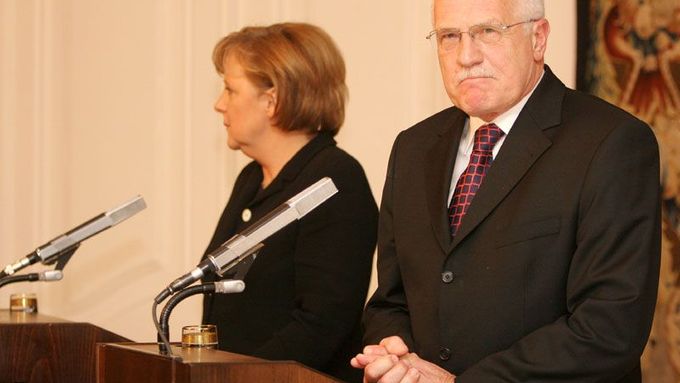 Názoroví oponenti: Prezident Václav Klaus, který povede českou delegaci v Berlíně, a kancléřka Merkelová.