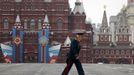 A Russian World War Two veteran crosses Red Square after watching the Victory Parade in Moscow May 9, 2012. Russia celebrates the 67th anniversary of the victory over Nazi Germany on Wednesday. REUTERS/Maxim Shemetov (RUSSIA - Tags: MILITARY ANNIVERSARY SOCIETY) Published: Kvě. 9, 2012, 8:43 dop.