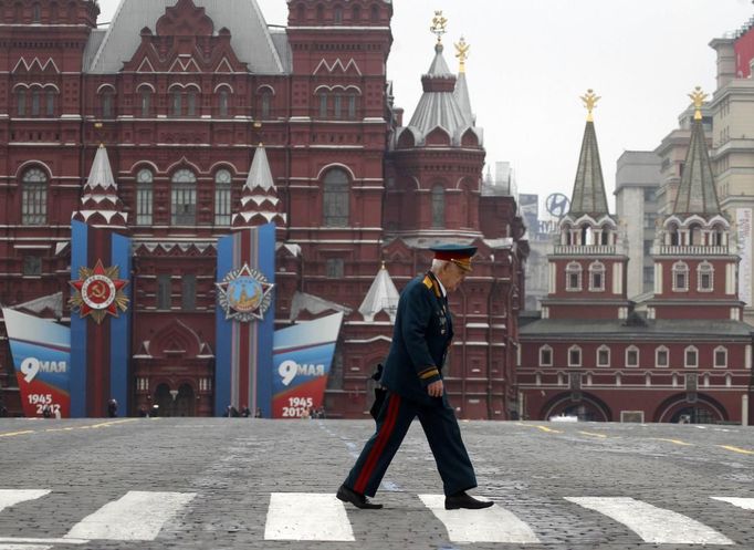 A Russian World War Two veteran crosses Red Square after watching the Victory Parade in Moscow May 9, 2012. Russia celebrates the 67th anniversary of the victory over Nazi Germany on Wednesday. REUTERS/Maxim Shemetov (RUSSIA - Tags: MILITARY ANNIVERSARY SOCIETY) Published: Kvě. 9, 2012, 8:43 dop.