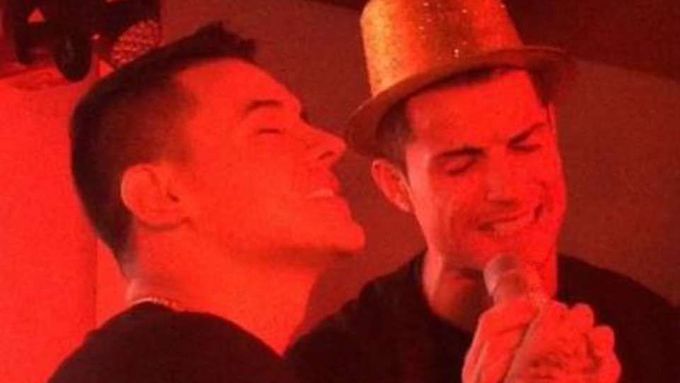 Cristiano Ronaldo (vpravo) si zpívá na své oslavě narozenin.