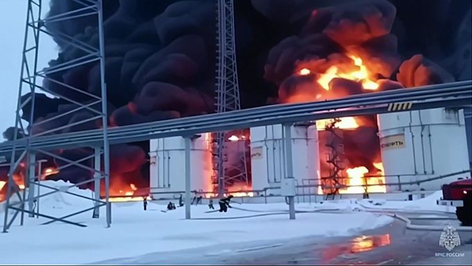 Klincy, u Brjansku: Masivní požár v ruském ropném skladu po útoku Ukrajinců (19. ledna 2024)