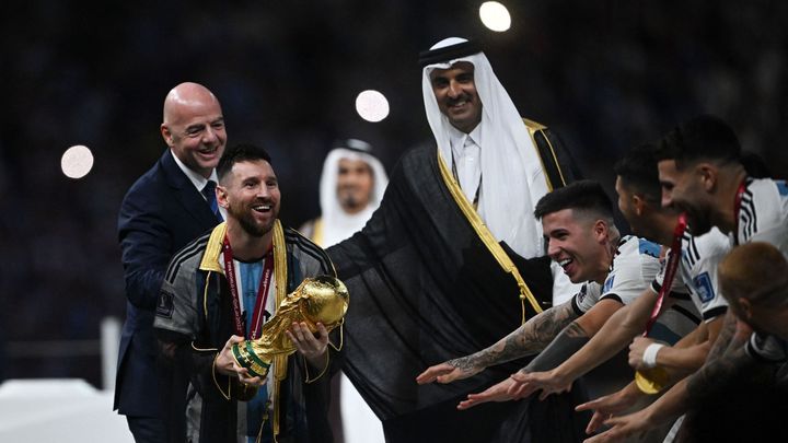 Messiho černý plášť? Oslava a velká pocta od samotného emíra, vysvětlili pořadatelé; Zdroj foto: Reuters