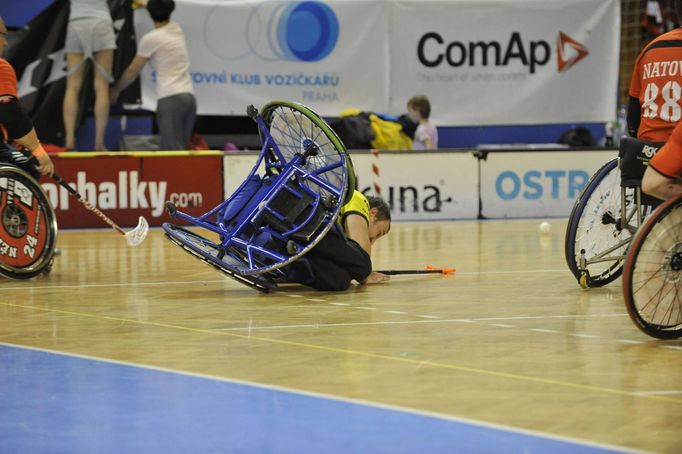 František Šindelář po nedovoleném zákroku protihráče.