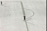 Americký gólman Brad Guzan úřadoval na sněhu, jakž takž patrné byly pouze čáry.