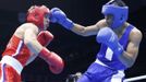 Boxer Zdeněk Chládek (vlevo) prohrál v 1. kole váhové kategorie do 64 kg se zkušeným Munch-Erdene Urančimegem z Mongolska 12:20 a premiérové olympijské hry pro něj záhy skončily.