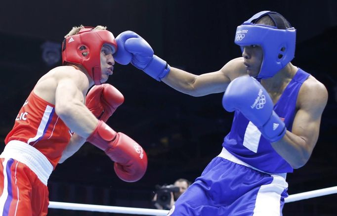 Boxer Zdeněk Chládek (vlevo) prohrál v 1. kole váhové kategorie do 64 kg se zkušeným Munch-Erdene Urančimegem z Mongolska 12:20 a premiérové olympijské hry pro něj záhy skončily.