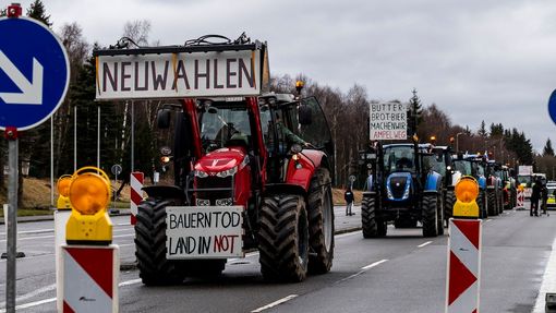 Protestní jízda zemědělců k hraničnímu přechodu Hora Svatého Šebestiána, 22. 2. 2024. Němečtí zemědělci přijíždějí na společné setkání s českými zemědělci na hranicích.