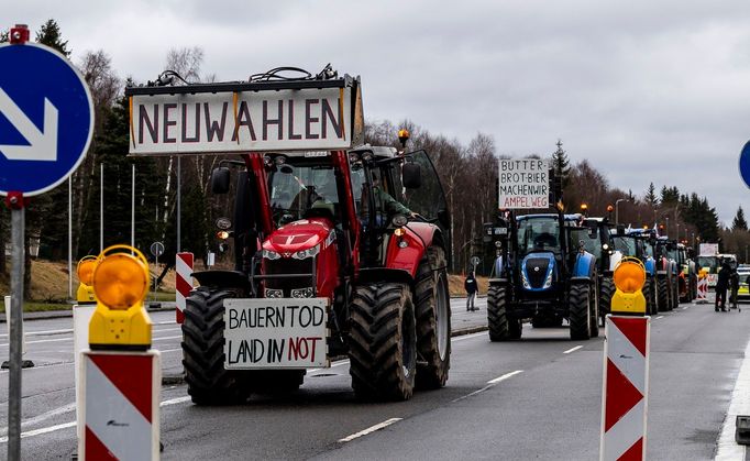 Protestní jízda zemědělců k hraničnímu přechodu Hora Svatého Šebestiána, 22. 2. 2024. Němečtí zemědělci přijíždějí na společné setkání s českými zemědělci na hranicích.