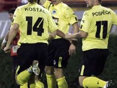 Liberecký Jiří Bílek (uprostřed) slaví se spoluhráči svůj gól v síti Red Star Bělehrad.