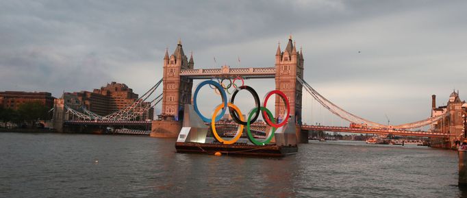 Proměna Tower Bridge pro zahajovací ceremoniál OH 2012 v Londýně.