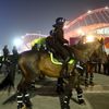 Katarský policista na koni před stadionem v Dauhá během zápasu o 3. místo na MS 2022 Chorvatsko - Maroko