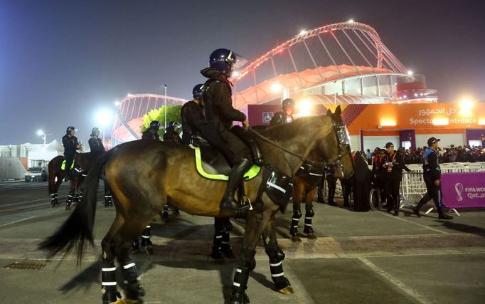 Katarský policista na koni před stadionem v Dauhá během zápasu o 3. místo na MS 2022 Chorvatsko - Maroko