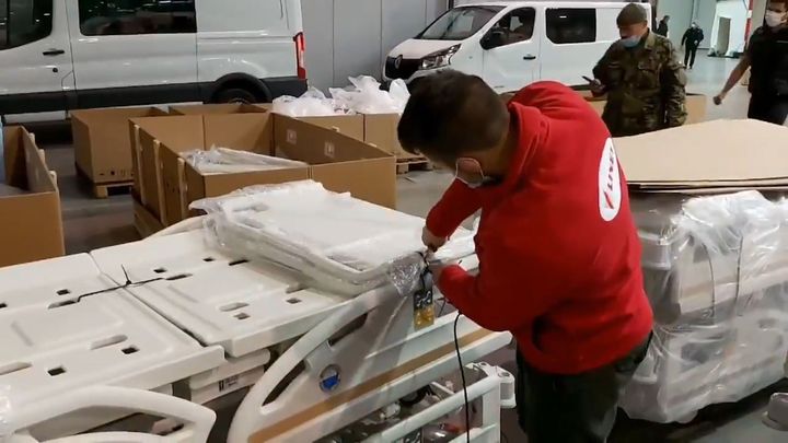 V polní nemocnici v Letňanech už se skládají první lůžka, do pátku jich bude 500