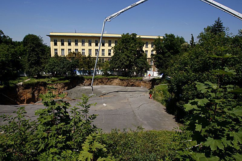 Díru do Blanky zalévají betonem