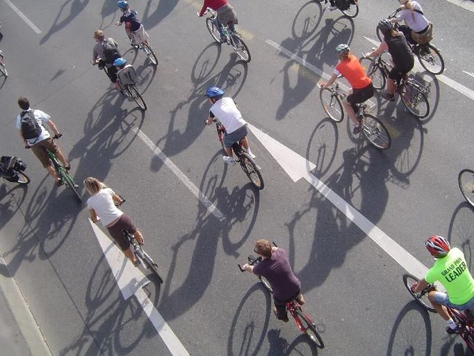 Follow the arrows. Having crossed the bridge, the peloton is about to make a U-turn and start heading back to the Old Town.