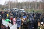 Až několik tisíc migrantů se shromáždilo u hraničního plotu mezi Polskem a Běloruskem.