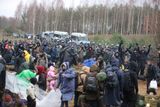 Až několik tisíc migrantů se shromáždilo u hraničního plotu mezi Polskem a Běloruskem.