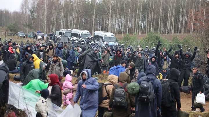 Foto: Tisíce "Lukašenkových" migrantů obléhají hranice Polska. Chtějí se dostat do EU; Zdroj foto: Reuters