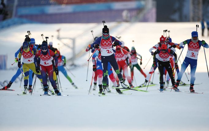 Start biatlonové smíšené štafety na olympiádě v Pekingu 2022