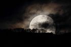 Suchan však upozorňuje, že nejvhodnější je superúplněk pozorovat mimo město, které kvůli lampám znemožňuje užít si schopnost Měsíce osvětlit noční krajinu.