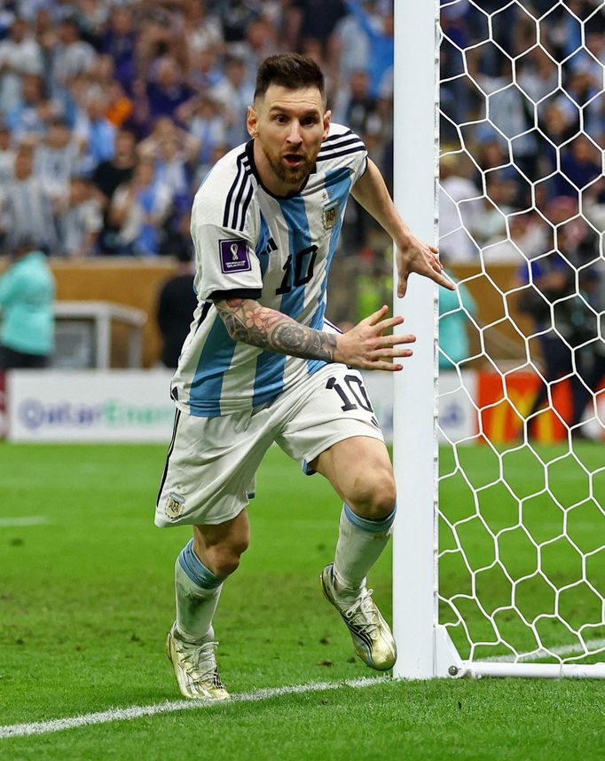 Finále MS ve fotbale 2022, Argentina - Francie: Lionel Messi slaví gól na 3:2.