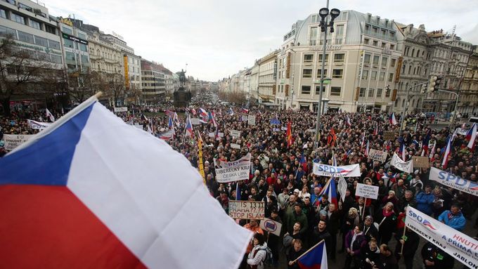 Foto: Tisícové demonstrace v Praze. Zpívající Okamura, křižáci i lidé dobré vůle
