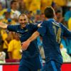 Francouzský fotbalista Jeremy Ménez slaví gól se spoluhráčem Karimem Benzemou během utkání skupiny D na Euru 2012
