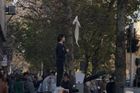Na ulici si sundávají hidžáby, lidé je oslavují jako hrdinky. Íránky vyvolaly "šátkovou revoluci"