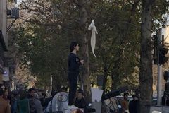 Policie v Íránu už zatkla 29 žen, které si na veřejnosti sundaly šátky