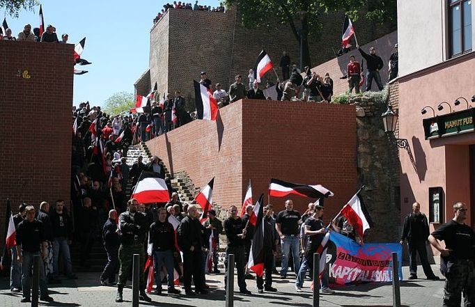 Z hradeb demonstranti pokřikovali a házeli kameny a skleněné láhve.