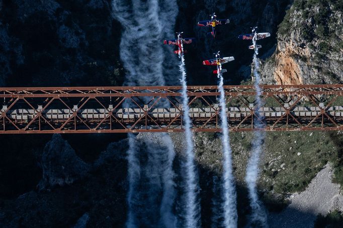 Neuvěřitelný akrobatický kousek českých pilotů v Černé Hoře: skupinový přemet kolem mostu.