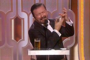 12 nejlepších momentů Zlatých glóbů. Drzý Gervais, vyděšený DiCaprio a dojatá Lady Gaga