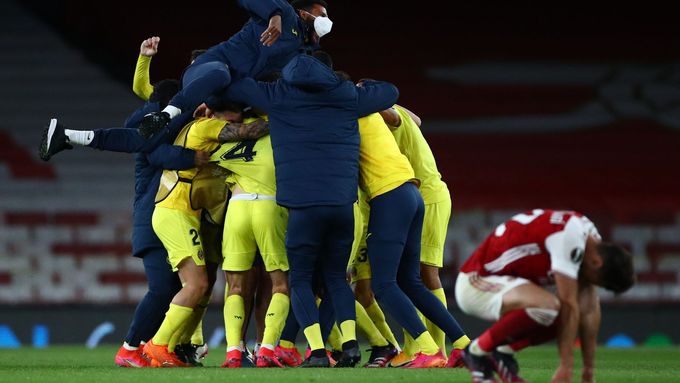 Zdrcený Pablo Mari z Arsenalu vstřebává zklamání, za ním slaví fotbalisté Villarrealu postup do finále Evropské ligy