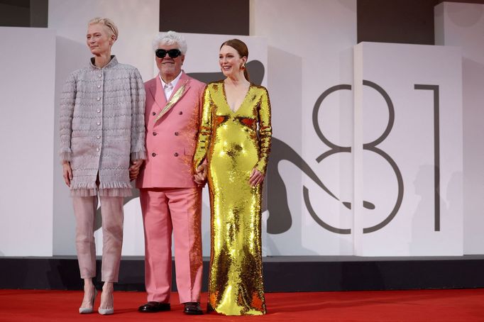 Tilda Swinton, režisér Pedro Almodóvar a Julianne Moore na benátském festivalu.