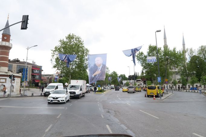 Obrovské portréty kandidátů visí i nad silnicemi.