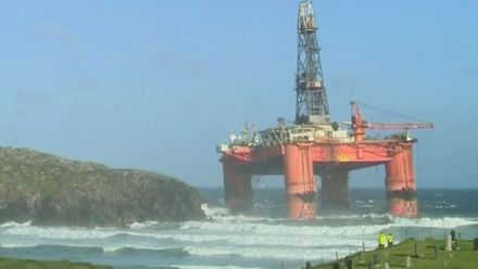 Vrtná ropná plošina najela na mělčinu. Neustála silnou bouři