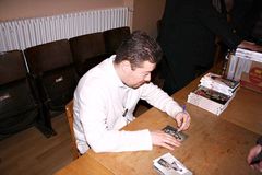Poslanci si zvou Okamuru, chtějí vysvětlení k podpisům